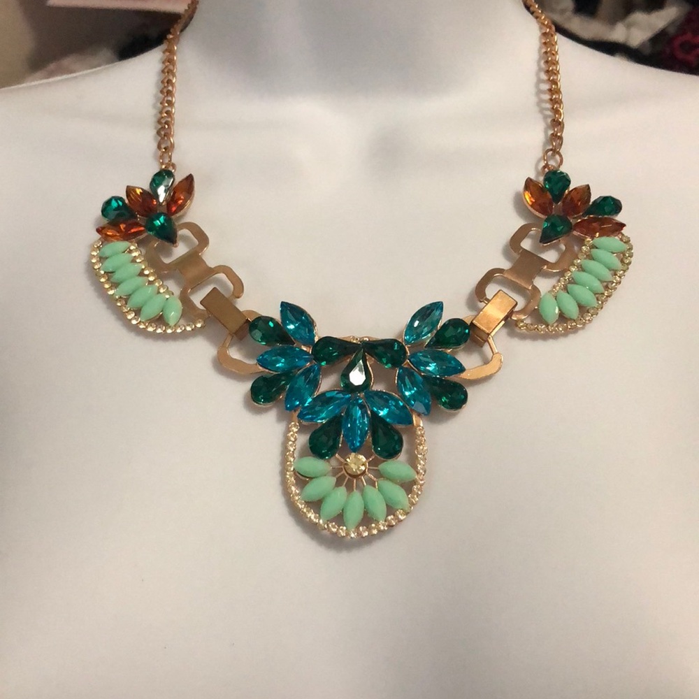 Accent necklace.